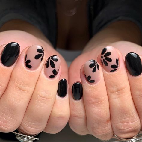 Rounded Nail Ideas, Short Rounded Nails, Short Black Nail Designs, Rounded Nails, Round Nail Designs, Short Round Nails, Short Square Nails, Pretty Nail Art Designs, Black Nail Designs