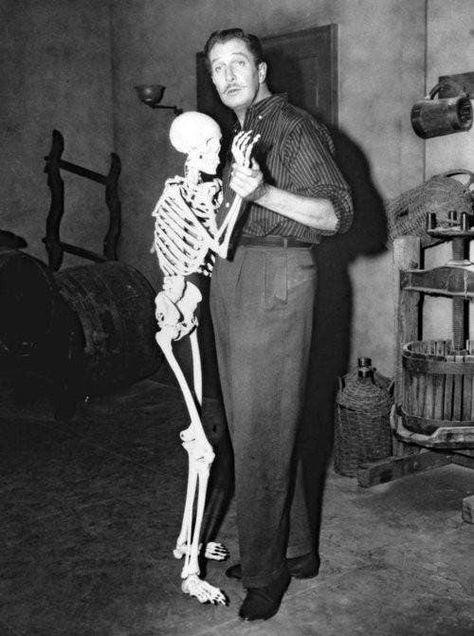 29 Awesome Behind-The-Scenes Photos From The Sets Of Classic Movies Vintage Horror, House On Haunted Hill, Noir Movie, The Boogeyman, Vincent Price, People Poses, Retro Film, A Skeleton, Fright Night