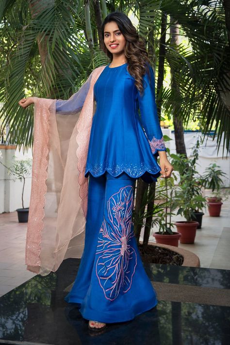 Organza Outfit Ideas, Short Kurta Designs Women, Gharara Pants, Gharara Suits, Dress Design Patterns, Designer Kurtis, Embroidered Organza, Pakistani Dress, Designer Party Wear Dresses