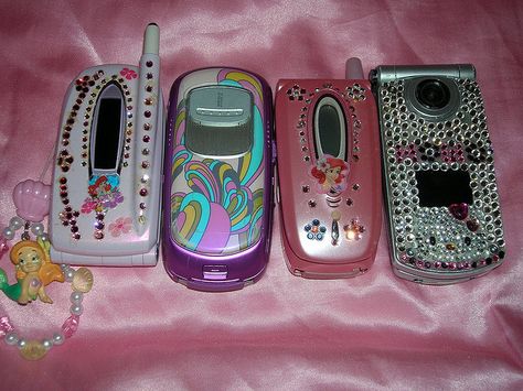 OLD CELL PHONES | par ноиока 2005 Aesthetic, Flip Phone Aesthetic, Old Cell Phones, Nail Board, Heather Graham, Phone Aesthetic, 2000s Aesthetic, Flip Phone, 90s Childhood