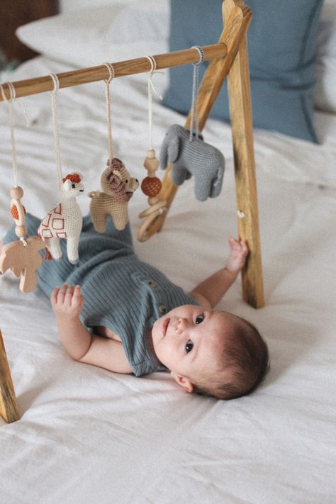 Amigurumi Photography, Activity Gym Baby, Diy Baby Gym, Wooden Baby Mobile, Wooden Play Gym, Baby Crafts Diy, Baby Activity Gym, Wooden Baby Gym, Baby Play Gym