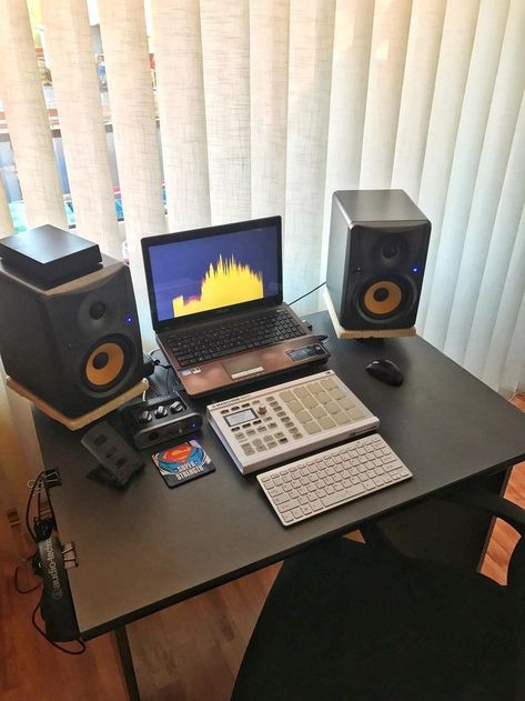 Minimal Music Studio, Bedroom Studio Setup, Music Studio Room Ideas, Bedroom Recording Studio, Bedroom Music Studio, Home Recording Studio Equipment, Studio Room Ideas, Home Studio Desk, Home Recording Studio Setup