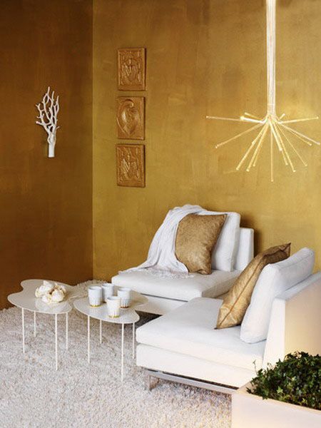 golden yellow paint, modern wallpaper and cushion fabric Gold Living Room Walls, Stylish Bedroom Decor, Golden Decor, Colorful Interior Design, Modern Room Decor, Modern Interior Decor, Modern Bedroom Decor, Gold Walls, Room Interior Design