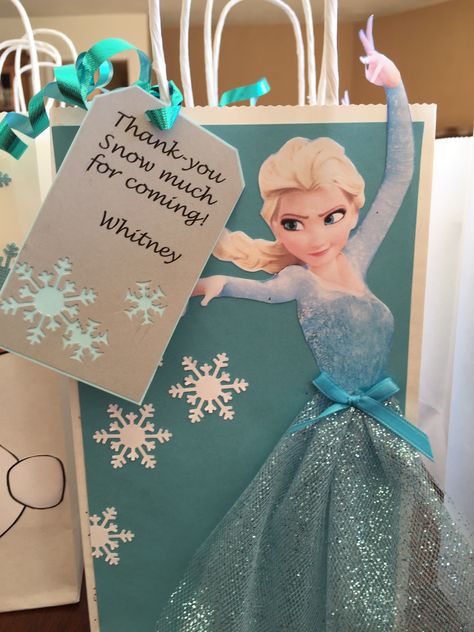 Elsa gift bag with gift tag Elsa Goodie Bag Ideas, Frozen Gift Bags, Cinderella Birthday Theme, Cinderella Gifts, Valentine Card Box, Disney Frozen Birthday Party, Elsa Birthday, Frozen Birthday Theme, Birthday Goodie Bags