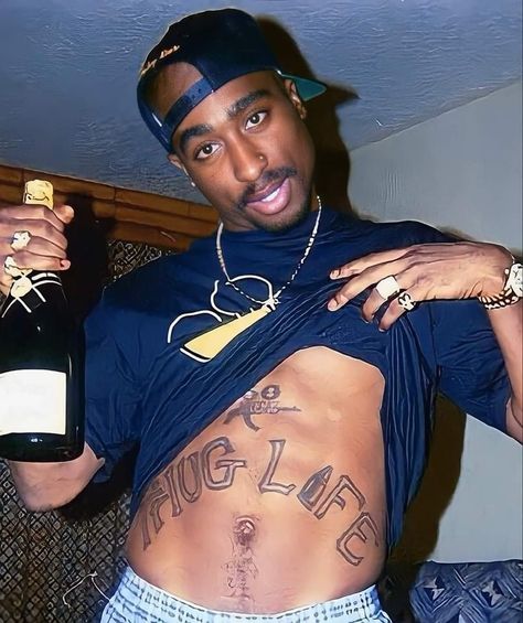 Tupac Body, Tupac Photos, 90s Rappers Aesthetic, Tupac Makaveli, Tupac Wallpaper, 90s Rappers, Tupac Pictures, East Harlem, Hip Hop Classics