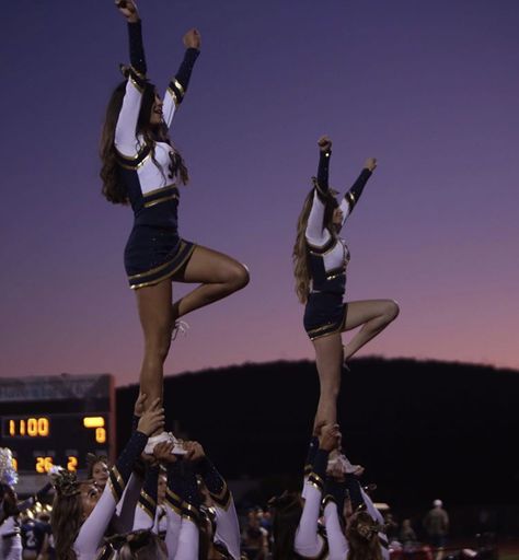 Cheer Photo Poses, Cheer Photo, Cheerleading Quotes, School Cheerleading, Cheerleading Photos, Cute Cheer Pictures, High School Cheer, Cheer Workouts, Cheers Photo