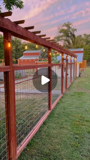 Outdoor Garden Fence Ideas, Vege Garden Fence Ideas, Cattle Panel Fencing, Fenced Backyard Garden, Cattle Guard Fence, Wire Mesh Fence Ideas, Garden Fence Cattle Panel, Yard Enclosure Ideas, Large Acreage Fencing