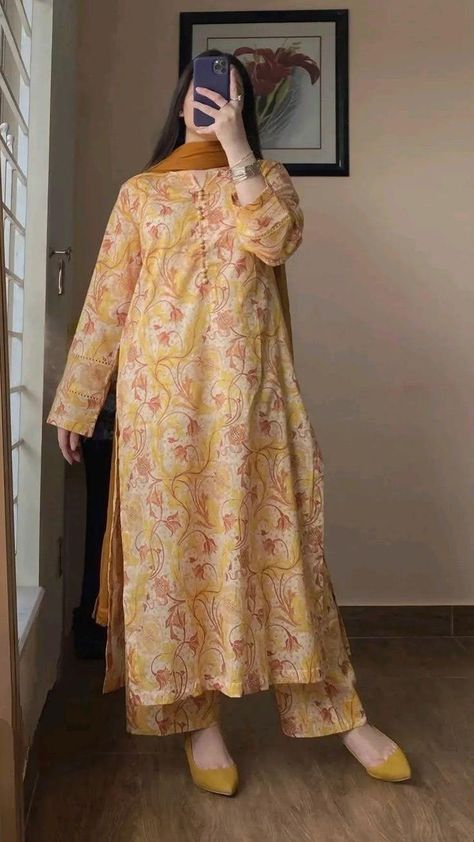 A Mirror Selfie, Simple Dress Casual, Kameez Designs, Traditional Outfit, Desi Fashion Casual, Pakistani Fancy Dresses, Pakistani Dresses Casual, Salwar Kamiz, Modest Dresses Casual