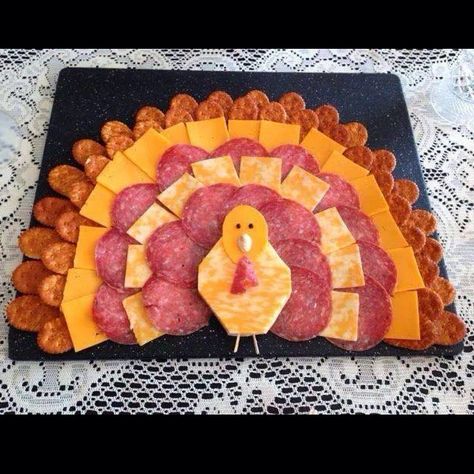 Turkey shaped pepperoni and cheese tray! So cute. Turkey Cheese Tray, Meat And Cheese Tray, Thanksgiving Snacks, Thanksgiving 2020, Turkey Cheese, Thanksgiving Treats, Cheese Tray, Cheese Platter, Thanksgiving Appetizers