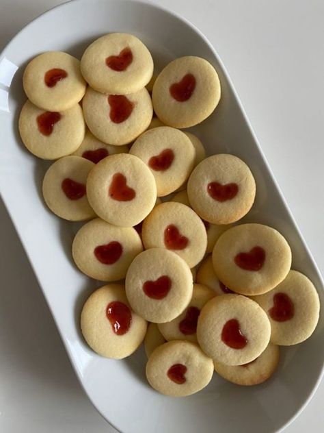 heart cookies Food Ideas For Valentines Day, Heart Shaped Food Ideas, Heart Cookies Recipe, Shaped Food, Heart Shaped Food, Chocolate Chip Cookie Mix, Jam Cookies, Diy Heart, Heart Shaped Cookies