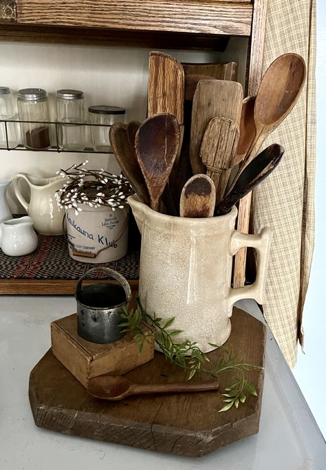 Dekor Diy, Kitchen Counter Decor, Counter Decor, Room Deco, Vintage Kitchen Decor, Antique Decor, Wooden Kitchen, Farmhouse Kitchen Decor, Dream House Decor