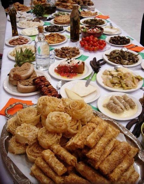 greek feast Greek Feast, Feast Table, Eat Greek, Greek Foods, Greece Food, Greek Sweets, Greek Easter, Food Gallery, Food Pics