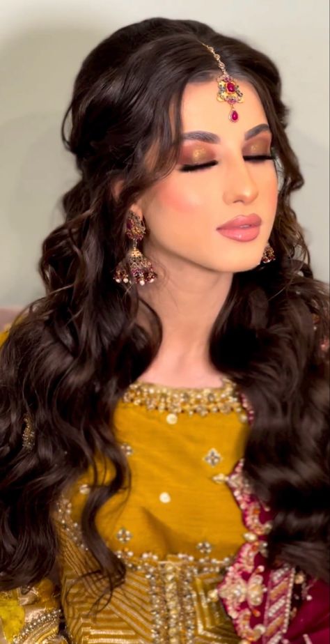 Hair Jewelry For Middle Part, Wedding Hairstyles For Long Hair Pakistani, Desi Half Up Half Down Hair, Desi Wedding Hair Styles, Desi Bridesmaids Hairstyles, Mendhi Hairstyles Bridesmaid, Hair Styles For Desi Wedding, Mehndi Hair Styles Pakistani, Mendhi Hairstyles For Bride