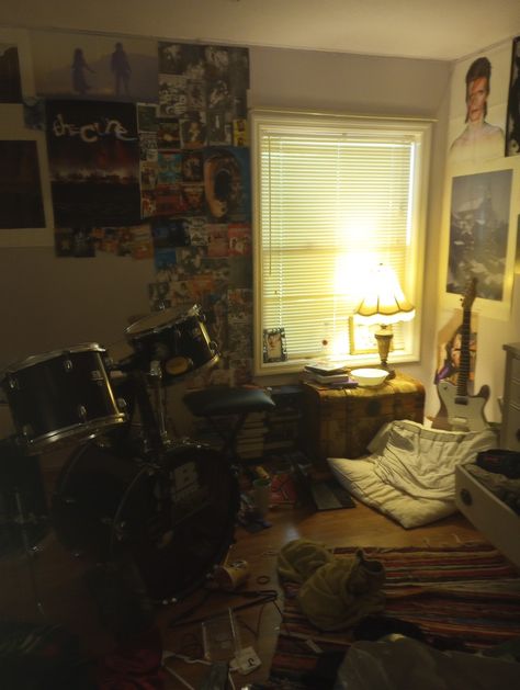 2000s Emo Bedroom Aesthetic, 90s Teenage Room, Older Brother Bedroom, 90s Older Brother Core, 90s Older Brother Aesthetic, 2000s Older Brother Room, 2000s Room Aesthetic Grunge, Older Brother Core Room, Metal Room Aesthetic