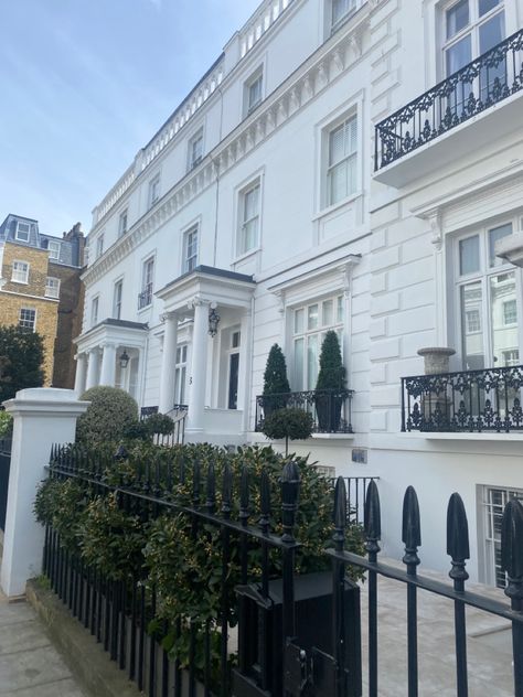 London Kensington Aesthetic, Made In Chelsea Aesthetic, Kensington Aesthetic, Kensington And Chelsea Aesthetic, London Houses Aesthetic, Chelsea Core, Rich London Houses, Chelsea Apartment London, London Town House Aesthetic