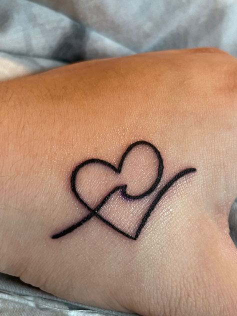 Simple Design Tattoo For Women, Small Aesthetic Henna Tattoos, Tiny Henna Tattoo Simple, Simple Heart Henna Designs, Tattoo Ideas Henna Simple, Simple Henna Tattoo Aesthetic, Wave In Heart Tattoo, Henna Tattoo Designs Simple Aesthetic, Ocean Wave Heart Tattoo