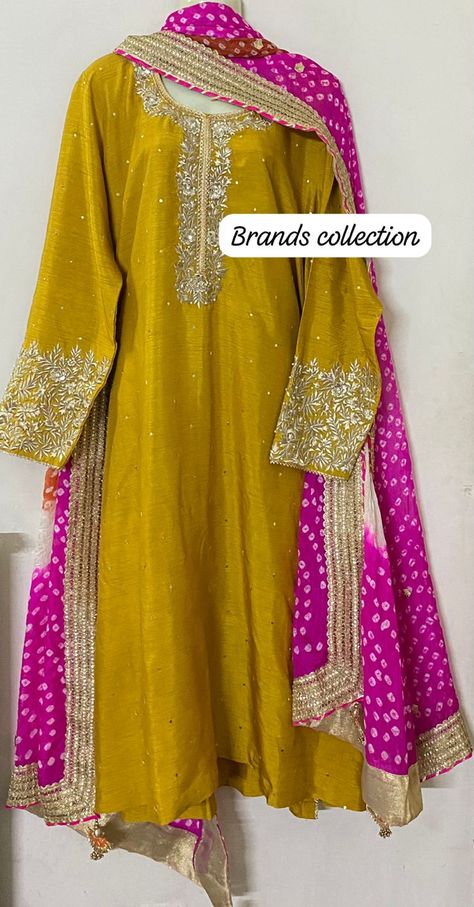 Crushed Lehnga Designs, Mehndi Suit Designs, Simple Haldi Outfit, Raw Silk Frocks, Pakistani Shadi Dresses, Double Dupatta Draping Styles, Elegant Pakistani Dresses, Simple Mehndi Outfit, Raw Silk Embroidery