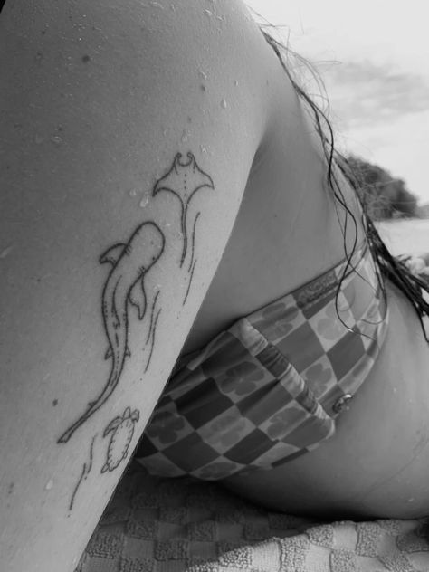 Cute Beach Tattoo Ideas, Big Stingray Tattoo, Shark Hip Tattoos Women, Cute Upper Thigh Tattoos, Correlating Tattoos Friends, Beach Matching Tattoos, Simple Upper Arm Tattoos For Women, Shark Hip Tattoo, Matching Ocean Tattoos