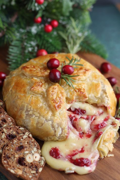 Bri Cheese And Cranberry Appetizer, Bri Recipes Baked Brie, Brie Raspberry Puff Pastry, Baked Brie In Puff Pastry Raspberry, Raspberry Brie Puff Pastry, Baked Brie In Puff Pastry Cranberry, Bri Cheese Appetizer Baked Brie, Appiterzers Easy Recipes Fall, Brie Baked In Puff Pastry