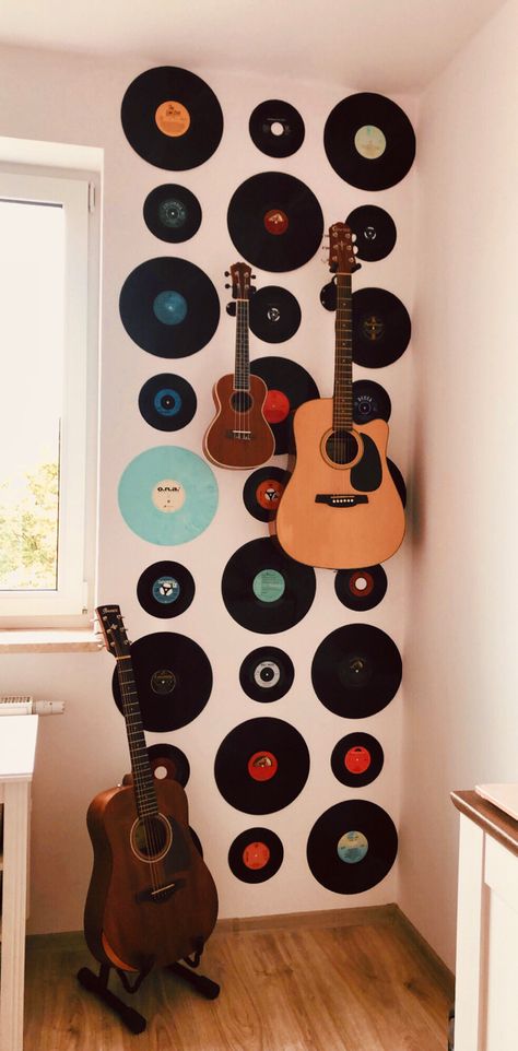 Record corner in music room! Vinyl Record Room Aesthetic, Living Room Music Theme, Diy Music Room Ideas Decor, Vintage Music Room Ideas, Drums In Living Room, Music Living Room Ideas, Bedroom Music Corner, Record Themed Room, Music Area In Bedroom