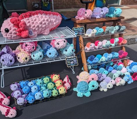 Turtles and Axolotls, before & after the market ✨ This 4ft table in the front of my booth helped draw a LOT of attention! Definitely recommend having a bright colorful display like this near the front so people walking by can easily see it. ➡️ Next market Bristol Borough Sunday Stroll June 9th! ➡️ Patterns Axolotl pattern: Crochet Grove Turtle pattern: Mel's Crocheted Creations ➡️ Display White shelves: stackable pantry shelves from Walmart Gold wire basket: dollar tree Price signs, ch... Plushie Market Display, Crochet Market Display Ideas, Crochet Farmers Market Booth, Crochet Display Ideas Craft Booths, Crochet Booth Set Up, Market Prep Crochet, Crochet Vendor Display Ideas, Crochet Patterns For Markets, Crochet Stall Display Ideas