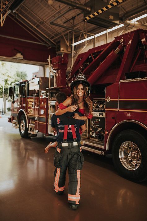 Budior Photoshoot Ideas Firefighter, Firefighter Class A Uniform Wedding Pictures, Wedding Photo Ideas Firefighter, Emt Photo Shoot, Fire Fighter Engagement Photos Ideas, Cute Firefighter Couple Pictures, Firefighter Relationship Goals, Firefighter Astetic, Firefighter Nurse Engagement Pictures