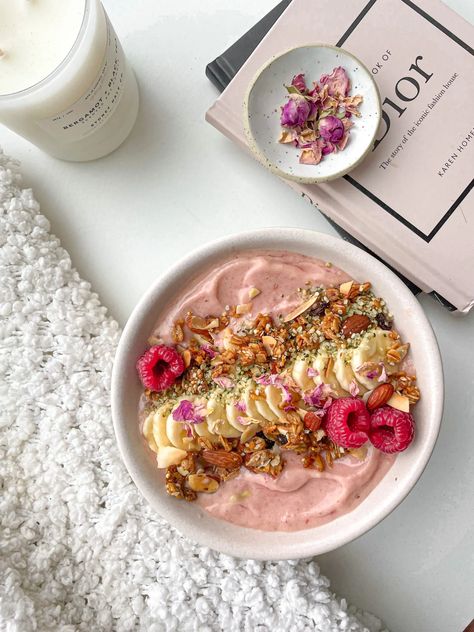 Pink Acai Bowl Aesthetic, Aesthetic Food Bowl, Healthy Food Pink Aesthetic, Pink Smoothie Bowl Aesthetic, Smoothie Bowl Acai, Healthy Pink Aesthetic, Pink Healthy Aesthetic, Healthy Bowl Aesthetic, Smoothie Aesthetic Photo