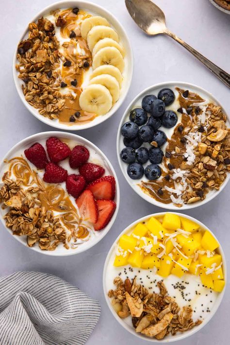 Snacks With Granola, Granola Meals, Yummy Cafe Food, Yogurt Bowl Toppings, Delicious Healthy Food Breakfast, Granola Bowl Recipes, Breakfast Inspo Healthy, Oat Bowl Recipes, Yogurt Bowls Healthy