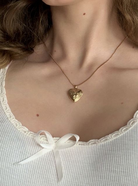 heart locket necklace #necklace #jewelry #coquette #hyperfeminine #oldmoneyaesthetic #white #shein #newpost #like #follow #instagram #tiktok #lanadelrey #lilyrosedepp Good Heart Locket, Shein Jewelry Aesthetic, Old Locket Necklace, Heart Locket Outfit, Necklace Photo Ideas, Heart Locket Necklace Vintage, Aesthetic Heart Necklace, Downtown Jewelry Aesthetic, Heart Shaped Locket Aesthetic