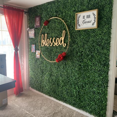 Greens Saloon Wall Design, Greenery Wall Bedroom, Grass Wall Backdrop Bedroom, Artificial Grass Wall Decoration Ideas, Grass Wall Decor, Wax Room, Boxwood Wall, Greenery Wall Decor, Artificial Grass Wall