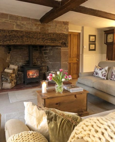 Country Cottage Living Room, Cottage Lounge, Cottage House Interior, English Cottage Interiors, Cottage Fireplace, Country Style Living Room, Inglenook Fireplace, Country House Interior, Cosy Living