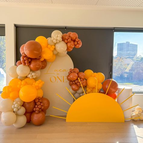 A Little Ray Of Sunshine Is On The Way, Sunshine Balloons, Sunshine Centerpieces, Ray Of Sunshine Baby Shower Ideas, Sun Party Decorations, Sunshine Themed Party, Sunshine Party Ideas, Sunshine Baby Shower Theme, Fall Birthday Decorations