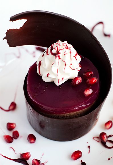 Fancy Desserts Presentation, Pomegranate Chocolate, Pomegranate Dessert, Chocolate Desserts Fancy, French Cakes, Mousse Cake Decoration, Fancy Desserts Recipes, Easy Chocolate Desserts, Yummy Desserts Easy