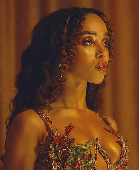 Fka Twigs, Curly Hair, A Woman, Twitter, Hair, Gold