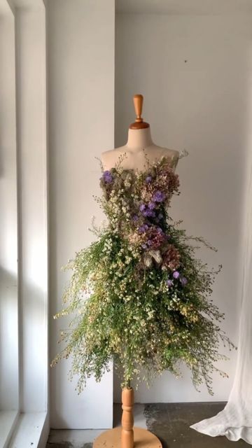 Dress Form Decor, فستان زهري, Flower Costume, Christmas Tree Dress, Floral Dress Design, Mannequin Art, Tree Dress, Fairy Costume, Floral Fashion