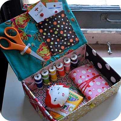 Sewing Kit Tutorial (with pincushion & needle book).  Free downloadable fourteen page set of instructions Sewing Kit Tutorial, Sewing Kit Box, Diy Christmas Gifts For Kids, Trendy Sewing, Costura Diy, Sewing Baskets, Needle Book, Sewing Kit, Sewing Box