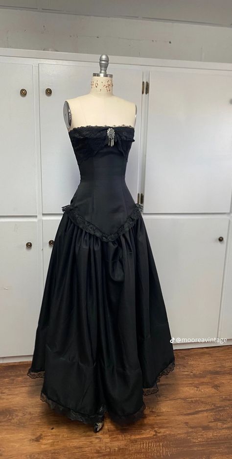 Alt Dresses Prom, Goth Hoco Outfit, Goth Prom Look, Grunge Prom Dresses, Gothic Dress Aesthetic, Goth Sweet 16, Prom Dresses Alt, Graduation Outfit Dress, Black Prom Dress Aesthetic