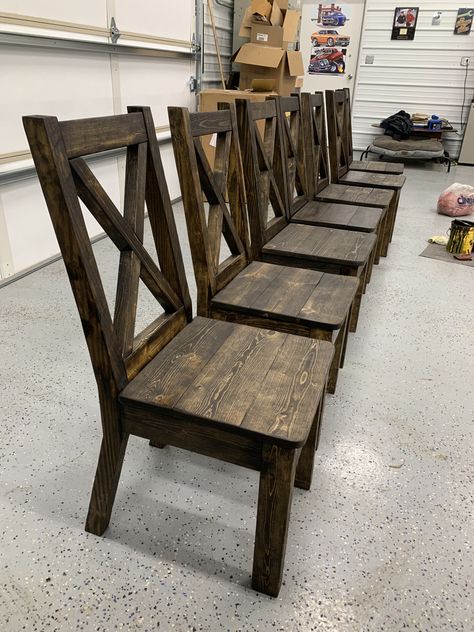 DIY Farmhouse X-back chairs! Dining Room Chairs Diy, Farmhouse Table And Chairs, Diy Esstisch, Classical Kitchen, Dining Chairs Diy, Farmhouse Table Plans, Chairs Diy, Diy Kitchen Table, Farmhouse Table Chairs