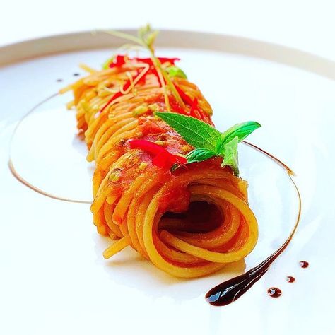 Spaghetti Presentation Ideas, Spaghetti Decoration Ideas, Spaghetti Plating Ideas, Spaghetti Plating, Pasta Plating Ideas, Spaghetti Plating Presentation, Plating Pasta Presentation, Fancy Spaghetti Plating, Food Photography Spaghetti