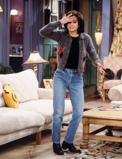 Friends Outfits 90s, Monica Geller Outfits, Look 80s, 90s Mom Jeans, 90’s Outfits, 90s Inspired Outfits, Mom Jeans Outfit, Monica Geller, Tv Show Outfits