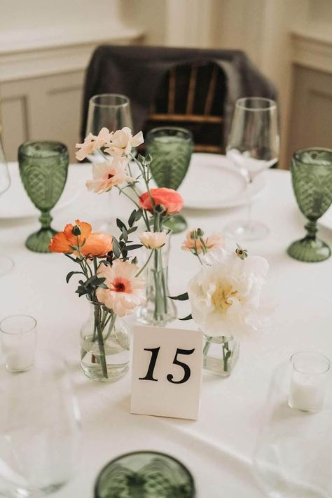 Simple Summer Wedding Table Decor, Colorful Minimalist Wedding, Bud Vases Wedding, Colorful Spring Wedding, Bud Vase Centerpiece, Wildflower Centerpieces, Round Wedding Tables, Downtown Raleigh, Boda Mexicana