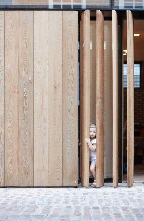 Wooden pivot screens. Reconstruction project "London Mew's Development" designed by London-based architectural and interior design collective d_raw. Photography courtesy of d_raw. Dold Dörr, Wood Architecture, Timber Cladding, Facade Architecture, Facade Design, Design Case, Building Design, 인테리어 디자인, On The Side