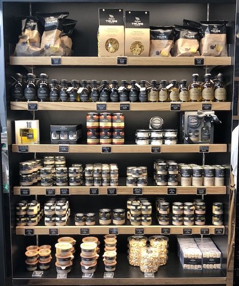 Boutique Grocery Store, Deli Counter Display Ideas, Spices Display, Deli Display, Food Boutique, Deli Ideas, Olive Oil Store, Bistro Decor, Deli Cafe