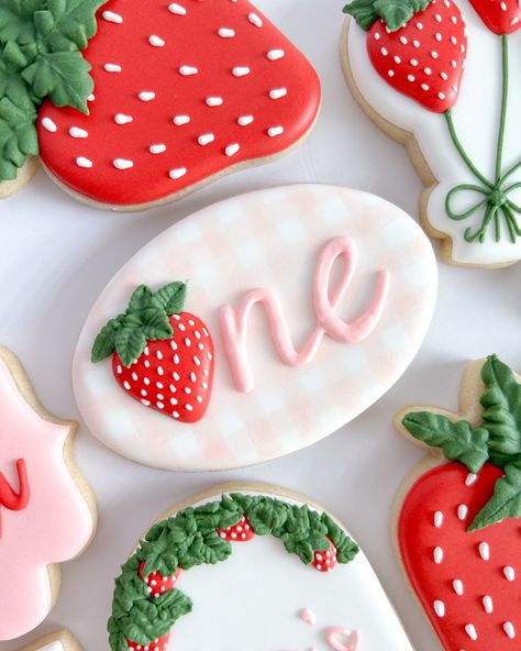 It’s Mia’s berry first birthday 🍓 Strawberry balloons inspired by @francescasfrosting ✨ . . . . #strawberry #strawberries #berryfirstbirthday #berryfirstbirthdaycookies #cookies #customcookies #sugarcookies #customsugarcookies #decoratedsugarcookies