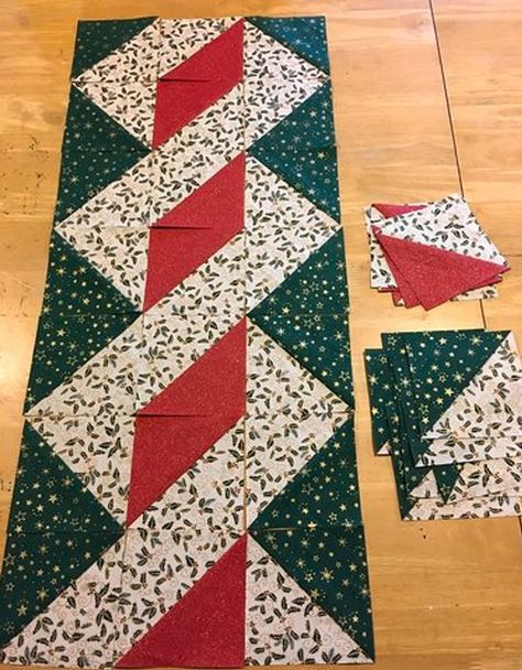 Twisted Pole Christmas Quilted Table Runner Xmas Table Runners, Christmas Table Runner Pattern, Colchas Quilting, Quilted Table Runners Christmas, Table Runner Tutorial, Table Topper Patterns, Table Runner Diy, Patchwork Table Runner, Christmas Patchwork