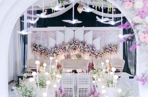 Dekor Pelaminan, Engagement Stage Decoration, Nikah Decor, Wedding Tools, Wedding Stage Backdrop, Wedding Background Decoration, Bedroom Tips, Wedding Backdrop Design, Wedding Backdrop Decorations