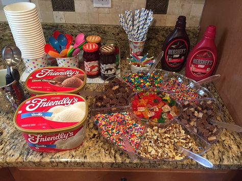 Sundae bar for make-your-own sundae party Sundae Party, Sundae Bar, Sleepover Birthday Parties, Girl Sleepover, Sleepover Food, Birthday Party For Teens, 13th Birthday Parties, Snacks Für Party, Icecream Bar