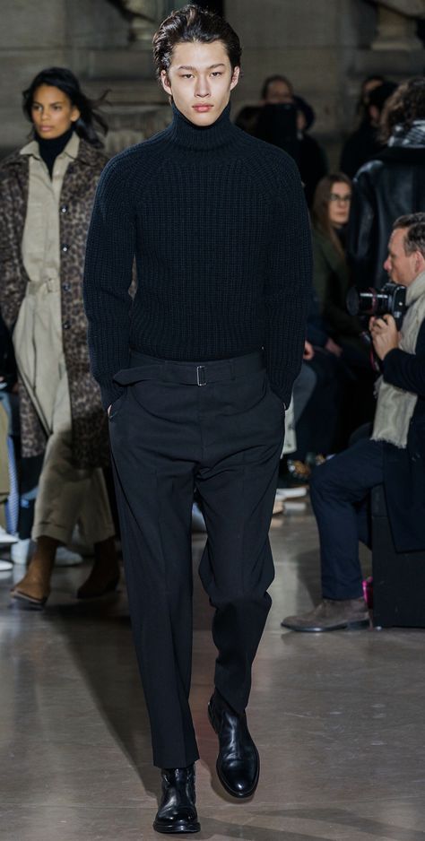 Men Paris Fashion Week, Chic Male Fashion, Men French Fashion, Mens Buissnes Casual Outfits Winter, Officine Generale Menswear, Men’s Paris Outfit, Parisian Mens Fashion, French Men’s Fashion, Mens Fashion Week 2022