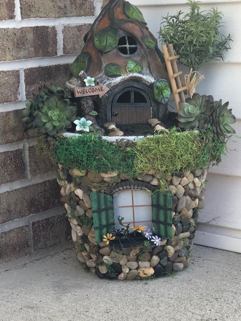 Clay Pot Gnome House, What To Do With Stumps Ideas, Fairy Village Garden, Fairy Garden House Ideas, Fairy Gnome Garden, Fairy Backyard Ideas, Fairy Garden In Pots Planters, Fairy Garden Planter Ideas, Terra Cotta Pot Fairy House