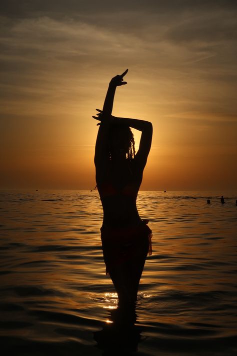 beach ig idea baddie Sunrise Beach Pictures Photo Ideas, Beach Silhouette, Inspo Poses, Inspirational Phone Wallpaper, Vacation Pics, Thailand Photos, Frutiger Aero, Beach Picture, Love Run